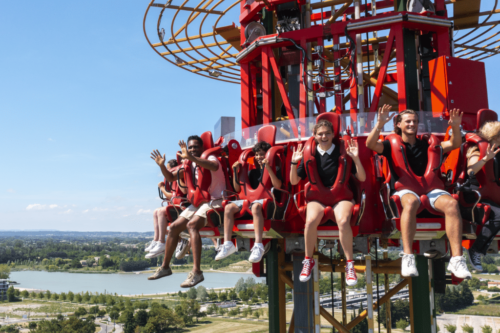 Attraction Zombillenium Tower en fonctionnement avec des visiteurs qui s'amusent